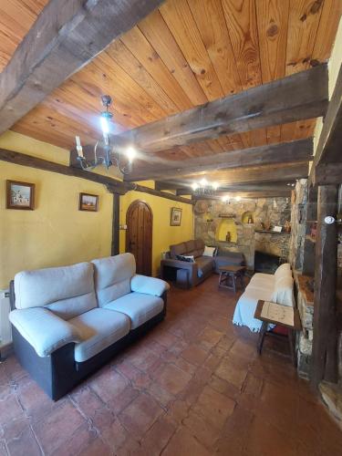 Las Peonías Casa Rural (Las Peonias Casa Rural) in Almiruete