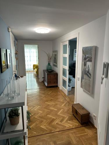 ردهة, The Penthouse in Poligono de San Isidro