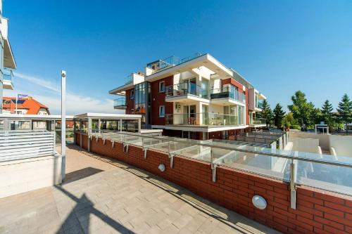 Eleganckie Apartamenty Sun Seasons 24 Blisko Plaży z Parkingiem by Noclegi Renters
