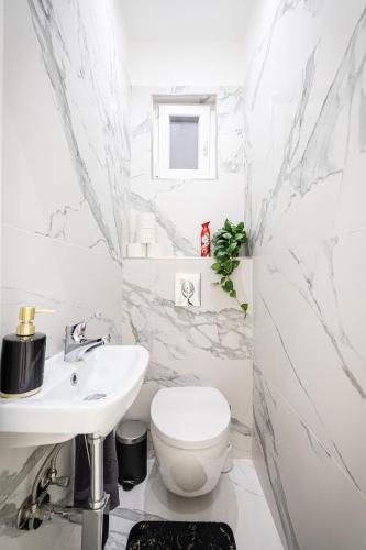 Király 35 Luxury Apartment with free parking - image 12