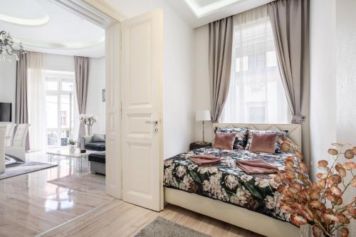 Király 35 Luxury Apartment with free parking - image 7