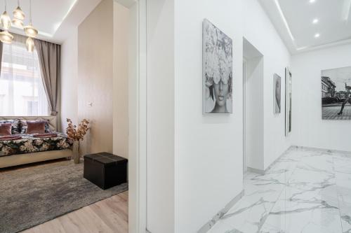 Király 35 Luxury Apartment with free parking - image 3