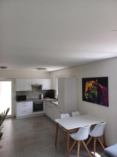 ห้องครัว, CROWN LIVING Design Apartment - gratis Parkplatz - WLan - Küche - Self Check-in (CROWN LIVING Design Apartment - gratis Parkplatz - WLan - Kuche - Self Check-in) in กอทซิส