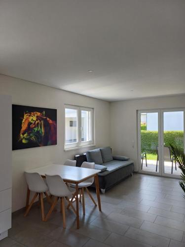 CROWN LIVING Design Apartment - gratis Parkplatz - WLan - Küche - Self Check-in (CROWN LIVING Design Apartment - gratis Parkplatz - WLan - Kuche - Self Check-in) in กอทซิส