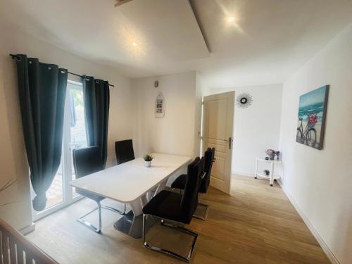 2 bedrooms, 4 beds