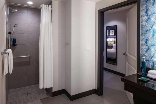King Room with Roll-In Shower - Mobility/Hearing Accessible image 9