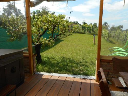 Kert, Pod Věží (Pod Vezi) in Zajeci