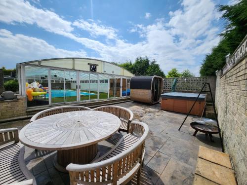 RentMySpaHome with Swimming Pool Hottub and Sauna