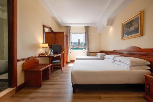1 queen bed, 2 twin beds