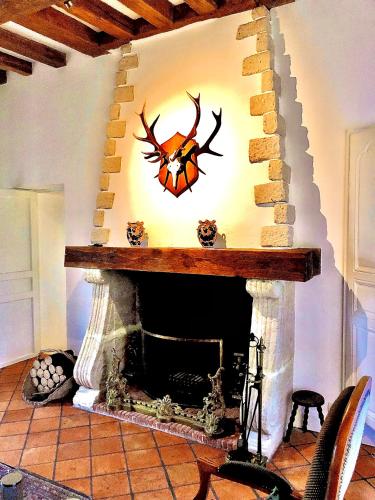 Le Château de Feuguerolles de Hellenvilliers (Le Chateau de Feuguerolles de Hellenvilliers) in Emalleville