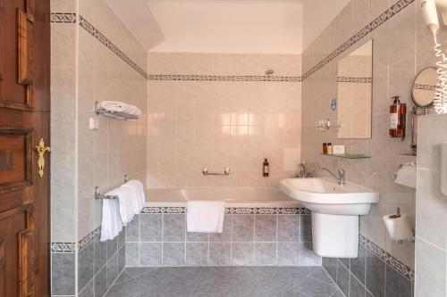 Double or Twin Room image 4