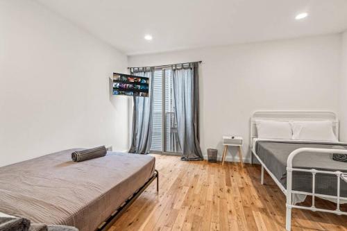 Huge and Modern Four Bedroom Two Bath Home in Philadelphia, USA