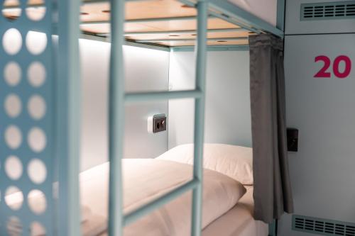 Single Bed in Dormitory Room image 10