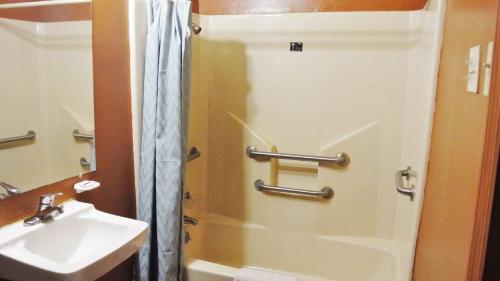 Holiday Capri Motel - image 4