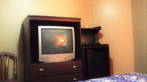 Holiday Capri Motel - image 7