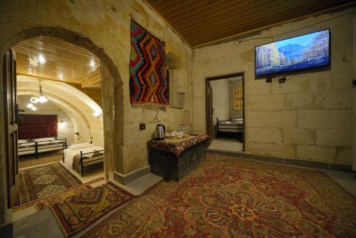 View Cave Hotel Room Type - Family Room with Balcony