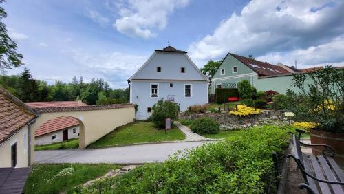 Skats, Penzion a restaurace Zlatovláska u zámku Červená Lhota (Penzion a restaurace Zlatovlaska u zamku Cervena Lhota) in Pluhův Žďár