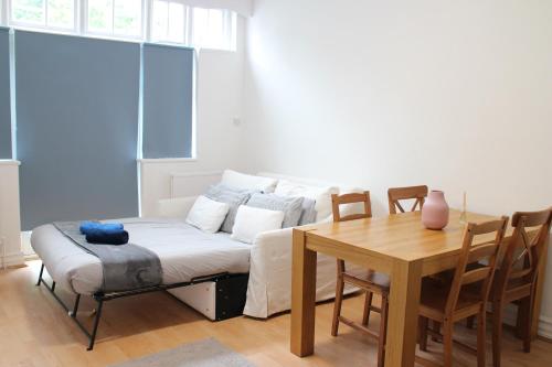 Large Garden Apartment on Golders Green High Road, Londýn (fotografie 3)