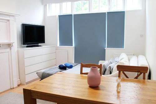 Large Garden Apartment on Golders Green High Road, Londýn (fotografie 2)