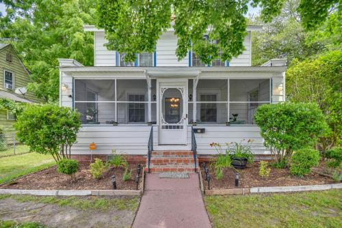 Charming Hampton Home about 7 Mi to Buckroe Beach! in Hampton, USA