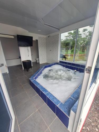 Hot tub, Finca Salsipuedes in La Palmera