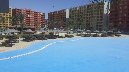 Swimmingpool, تمتع بالإقامة في شاليه فندقي بمنتجع جولف بورتو مارينا الساحل الشمالي العلمين - Enjoy your stay at G in El Alamein