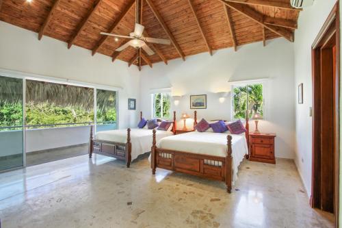 Luxury Villa on La Cana Golf Course with Pool Jacuzzi Cart & Maid - image 5