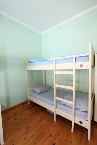 1 bunk bed