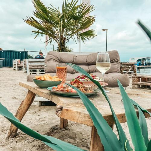 Welcome in - Houseboat 'Elysium' met eigen aanlegsteiger Sneek - Offingawier in Offingawier