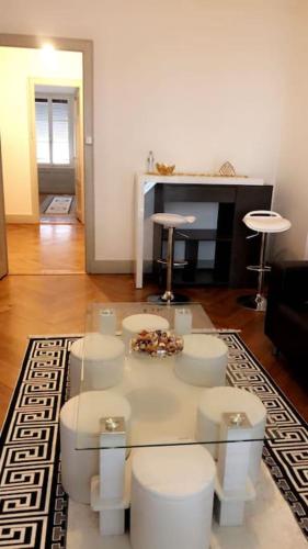 3,5 pièces à Genève (3,5 pieces a Geneve) in แปล็งปาแล