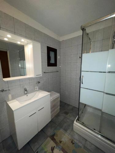 Душ, Apartment Kalikut in Белі