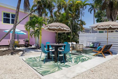 Charming Suite with Balcony and Bikes in Historic Sandpiper Inn in Sanibel (Florida)