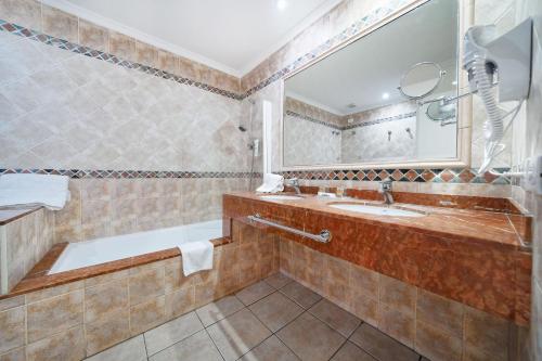 Deluxe Room image 6