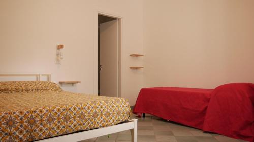 1 queen bed, 1 twin bed