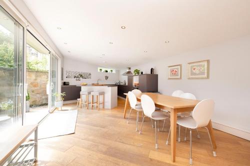 Stylish 3-Bedroom 2-Storey House with Patio and Balcony near Princes Street, Эдинбург (фото 5)