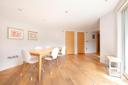 Stylish 3-Bedroom 2-Storey House with Patio and Balcony near Princes Street, Эдинбург (фото 7)