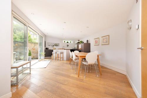 Stylish 3-Bedroom 2-Storey House with Patio and Balcony near Princes Street, Эдинбург (фото 4)