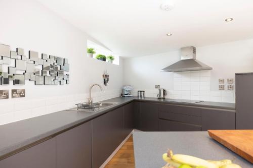 Stylish 3-Bedroom 2-Storey House with Patio and Balcony near Princes Street, Эдинбург (фото 10)
