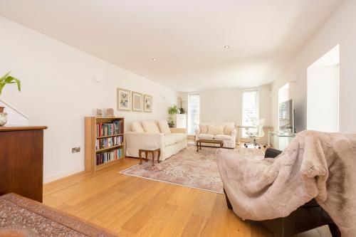 Stylish 3-Bedroom 2-Storey House with Patio and Balcony near Princes Street, Эдинбург (фото 6)