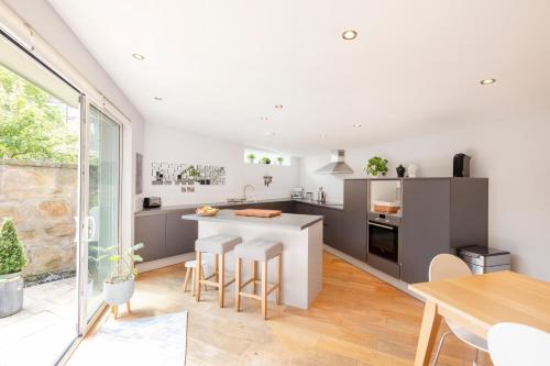 Stylish 3-Bedroom 2-Storey House with Patio and Balcony near Princes Street, Эдинбург (фото 9)
