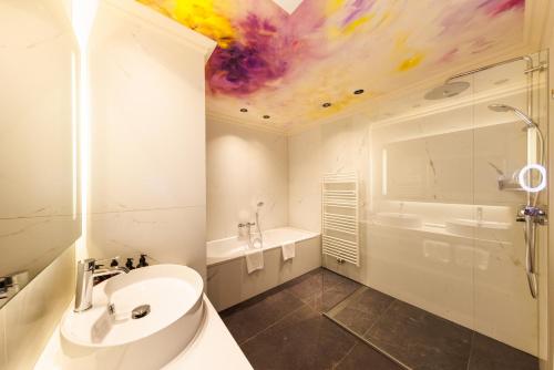 Junior Suite with Balcony image 6