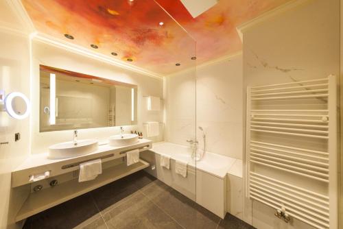 Junior Suite with Balcony image 3