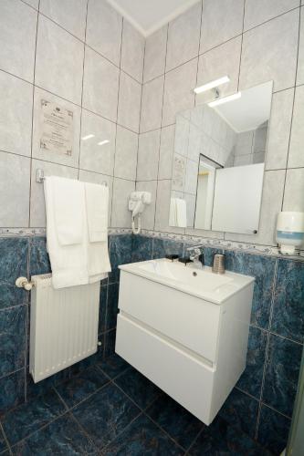 2 twin beds