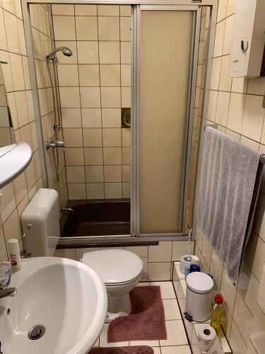 Studio 49 mit Balkon, Einbau Kuche , eigenes Bad ,2 Boxspringbetten, W-lan, TV , Waschmaschine 7.1km von Kathrin-Türks-Halle entfernt