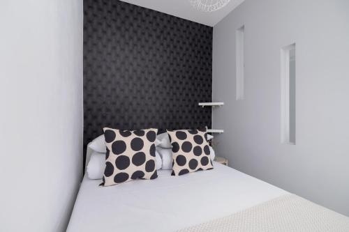 Pearl & Ash 1BR Ap - Balcony - Old Town