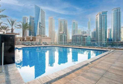 Stylish Upgraded 1 Bedroom Marina Escape, Dubaï