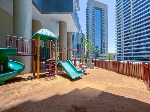 LUXFolio Retreats - Luxury 2 Bed with Private Bar - image 2