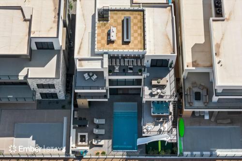 Paradise Palace at Desert Color (by Ember Stays)