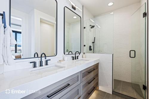 Paradise Palace at Desert Color (by Ember Stays)