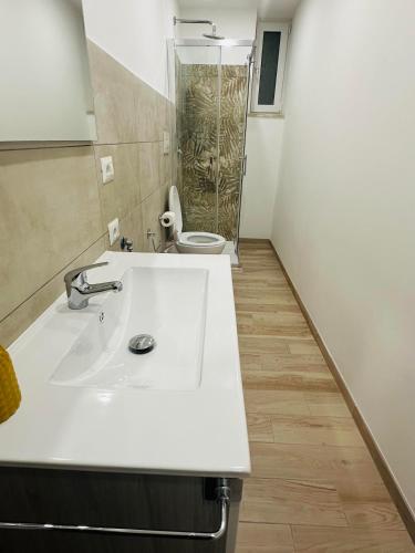 Shower, la casetta di Max in Monte Porzio Catone